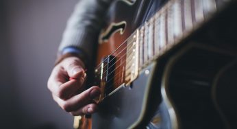 How To Hold A Guitar Pick