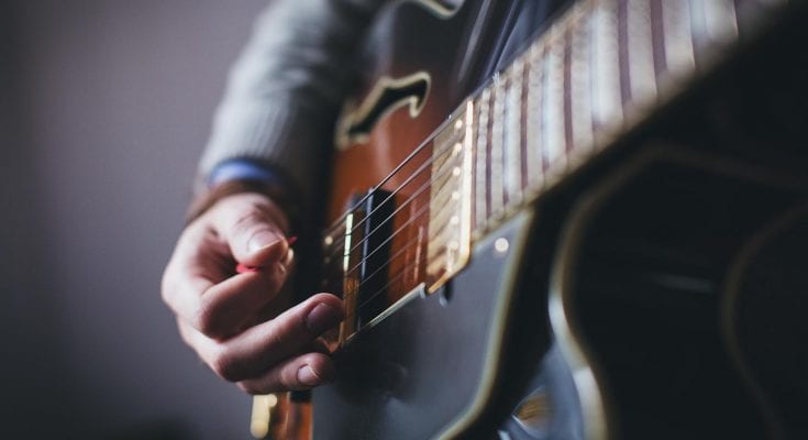 how to hold a guitar pick