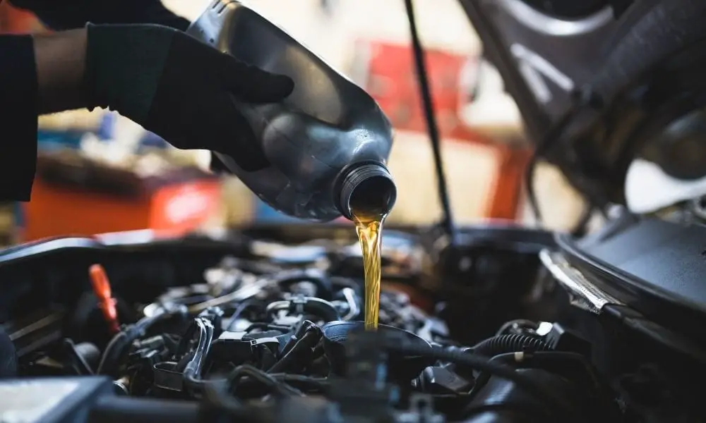 Differences Between Gear and Engine Oil