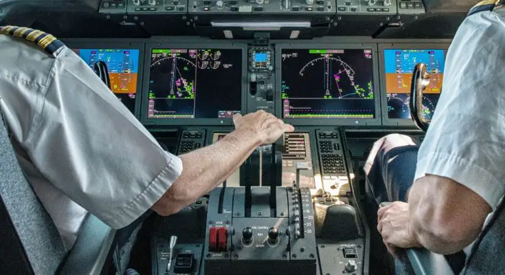 Do Airline Pilots Actually Fly the Aircraft?