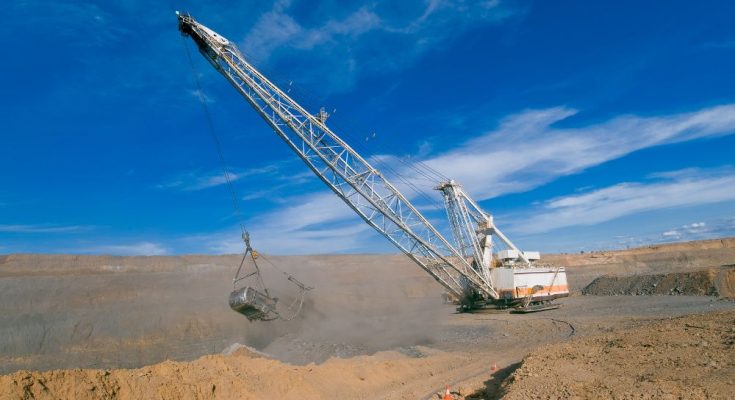 What Are the Differences Between Shovel and Dragline?