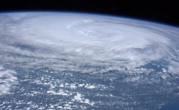 difference between hurricane and tornado