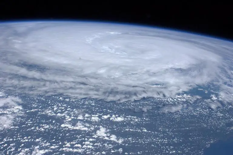 difference between hurricane and tornado